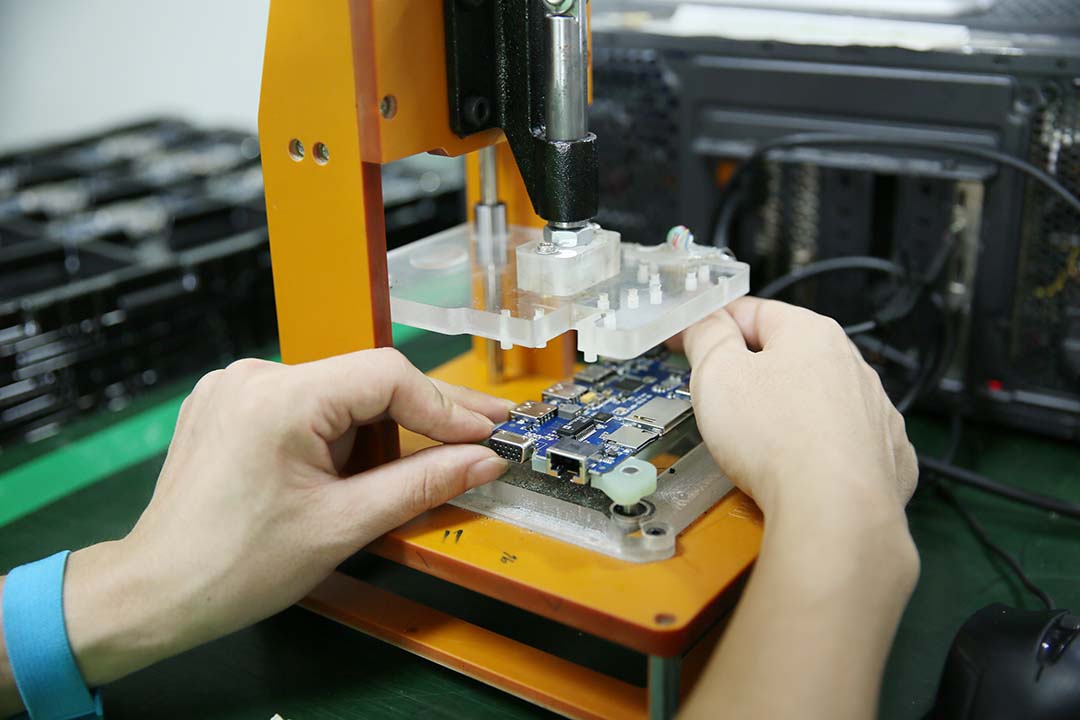 pcb board flying Probe testing.jpg