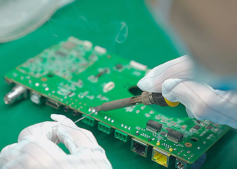 PCBA Board Being Artificially Tinned